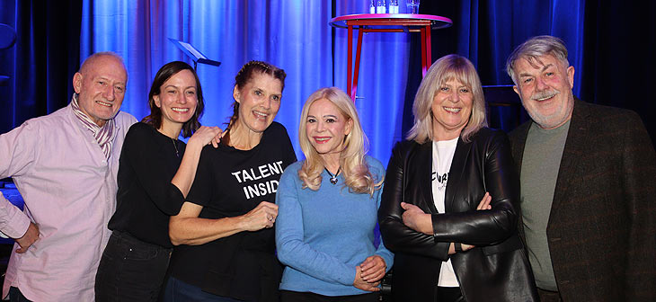Sepp Schauer, Kathrin Anna Stahl, Corina Binzer, Julia Kent, Mona Seefried  vor der Bühne des Theater Drehleier am 04.03.2022 (©Foto: Martin Schmitz)(